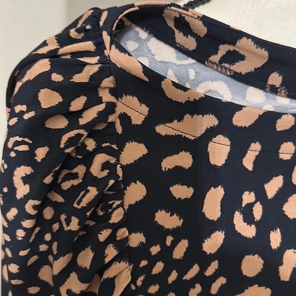 🌟Host Pick✨Ann Taylor-Animal Print Batwing Sleeve Top NWT - Picture 7 of 7
